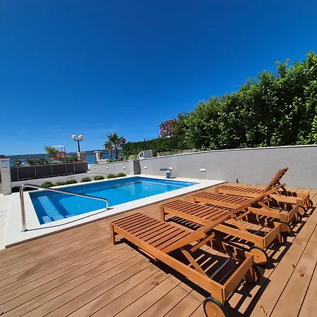 Beachfront Costabella Villa *