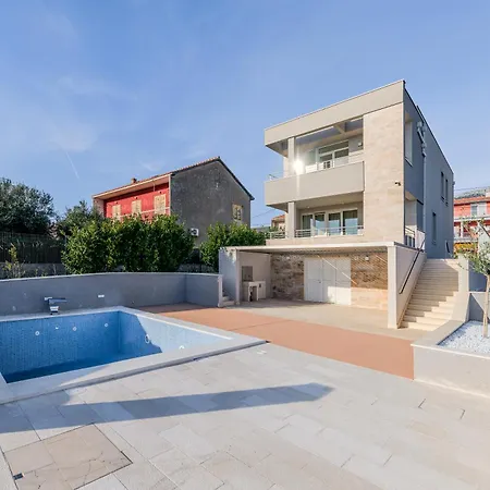 Beachfront Costabella فيلة *